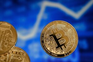 Bitcoin alcanza un récord de 73 mil 800 dólares y se desinfla