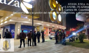 Bomberos controlan incendio en centro comercial del sur de Cali - Cali - Colombia