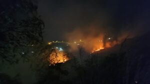 Bomberos intentan controlar incendio que se presenta en los cerros de la ladera de Cali