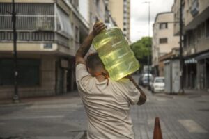 Caleteros, pozos y cisternas: Soluciones que inventaron los venezolanos para afrontar la falta de agua