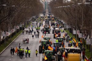 Cerca de 80 tractores marchan por Madrid para pedir que las explotaciones sean "rentables y luego verdes"