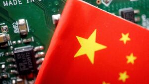 Una bandera de China frente a un circuito de chips semiconductores.