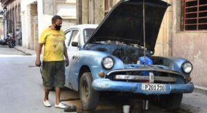 Colas para repostar en Cuba tras subir más del 400% el precio de la gasolina