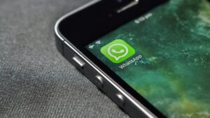 Cómo evitar que WhatsApp te llene la galería del móvil de imágenes y vídeos irrelevantes
