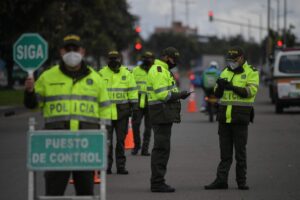 Conductor embiste a agentes de policía en puesto de control