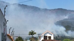 Continúan labores contra incendio en cerro El Café en Carabobo