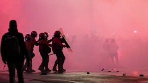Copa del Rey: Un grupo de radicales obliga a la Ertzaintza a refugiarse en San Mams y deja herido a un seguidor del Atltico | Copa del Rey 2023