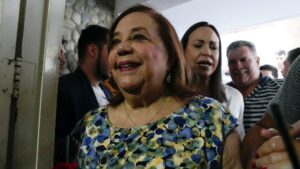 Corina Yoris, la reconocida filósofa a la que la oposición en Venezuela postula como candidata presidencial