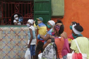Crisis económica en Cuba redobla su peso sobre personas jubiladas