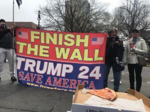Manifestantes a favor del muro con México.