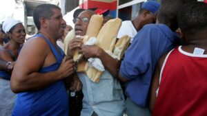 Un hombre con barras de pan en La Habana.