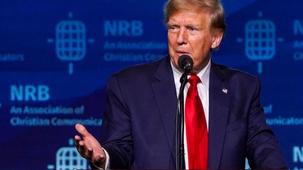 El ex presidente de los Estados Unidos y candidato presidencial republicano Donald Trump se dirige a la Convención Internacional de Medios Cristianos de la Asociación Nacional de Radiodifusores Religiosos de 2024, como parte del Foro Presidencial de la NRB en Nashville, Tennessee.