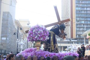 De púrpura se llenó la plaza Diego Ibarra para venerar al Nazareno de San Pablo (+imágenes)