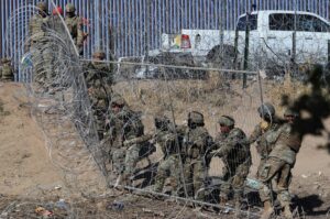 Denuncian agresiones con balas de goma de policía texana a migrantes en frontera de México - AlbertoNews