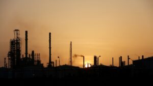 Destiladoras de refinería venezolana Cardón detenidas tras incendio: fuentes