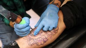Detectan sustancias en las tintas para tatuajes que podrían causar graves problemas de salud - AlbertoNews