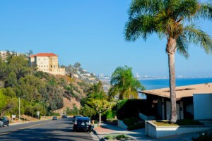 Detienen a cuatro migrantes latinos en Los Ángeles por presunta relación con robos en casas de exclusiva zona donde viven celebridades