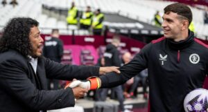 'Dibu' Martínez saludó a René Higuita en partido West Ham vs. Aston Villa