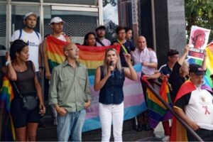 Diputada del PSUV amenazó a activista Richelle Briceño durante protesta frente a la AN