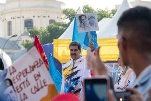 Discurso de Nicolás Maduro en su inscripción en el CNE busca traer de vuelta a Chávez para mejorar sus números 