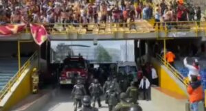 Disturbios en el estadio El Campín durante el partido Santa Fe vs. Tolima