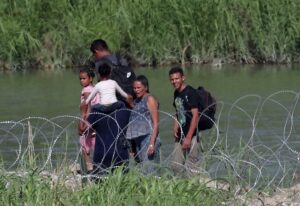 EEUU: Texas ha recaudado menos del 1% del costo de traslado de migrantes - AlbertoNews