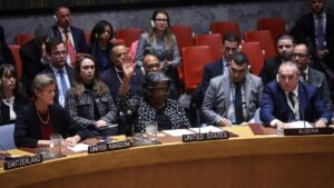 La embajadora de EEUU ante la ONU, Linda Thomas-Greenfield, veta la resolución de Argelia reclamando un alto el fuego humanitario inmediato en Gaza, este martes en el Consejo de Seguridad.