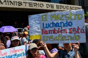 Educadores mantienen sus reclamos por salarios dignos y contratación colectiva