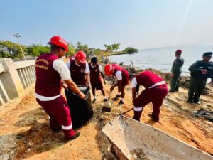 Efectivos de la GNB recolectan más de 19 toneladas de desechos petrolizados en el Lago de Maracaibo