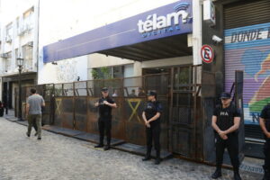 El Gobierno Argentino cierra Télam con la Policía Federal - Yvke Mundial