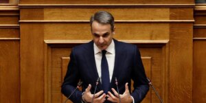 El Gobierno griego supera la moción de censura por el accidente ferroviario con 57 muertos de hace un año