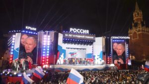 El presidente ruso, Vladímir Putin, interviene en el concierto para celebrar el 10 aniversario de la anexión de Crimea, este lunes en Moscú.