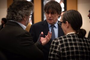 El PP exige a Sánchez que explique si ha prometido a Puigdemont que podrá volver a España tras las catalanas
