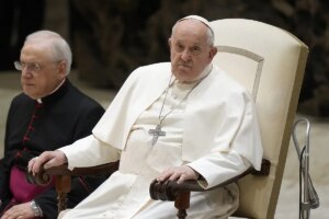 El Papa dice que tiene "bronquitis" y vuelve a pedir que lean su discurso