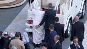 El Papa, incapaz de subir al 'papamvil' en medio de problemas respiratorios y de movilidad