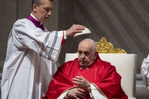 El Papa preside en la baslica de San Pedro la vigilia de Pascua despus de renunciar al Va Crucis