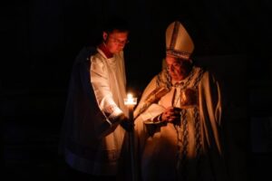 El Papa presidió la Vigilia Pascual: Pidió que se aleje la desesperación de los pueblos destruidos por el mal y la injusticia