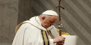 El Papa renuncia a presidir el viacrucis para cuidar su salud