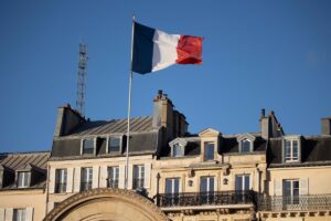 El Parlamento francés da el visto bueno definitivo a incluir el derecho al aborto en la Constitución
