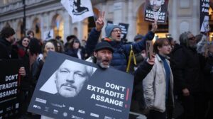 El Tribunal aplaza la decisión sobre el recurso de Assange, que no será aún extraditado