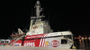 El barco de "Open Arms" viaja ya hacia Gaza, con 200 toneladas de comida