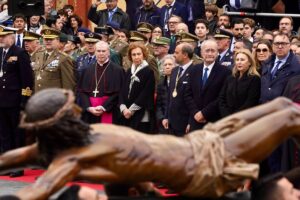 El desembarco de la Legión y traslado del Cristo de la Buena Muerte, presidido por la reina Sofía, emocionan a Málaga