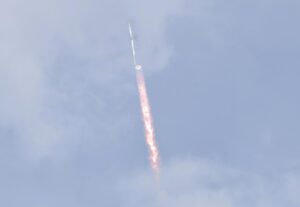El enorme cohete Starship de SpaceX despega con éxito pero se "pierde" cuando regresaba