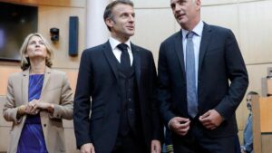 El presidente francés, Emmanuel Macron, junto a la presidenta de la Asamblea de Córcega, Marie-Antoinette Maupertuis, y el presidente del consejo ejecutivo, Gilles Simeoni.