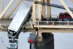 El heróico rescate de un hombre atrapado en un camión que quedó colgando de un puente en Estados Unidos (+Video)