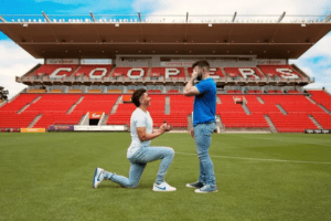 El jugador australiano de fútbol Josh Cavallo le pide matrimonio a su novio en medio del estadio de su equipo