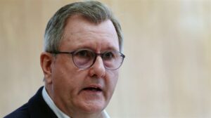El líder unionista Jeffrey Donaldson dimite tras ser acusado de un delito sexual