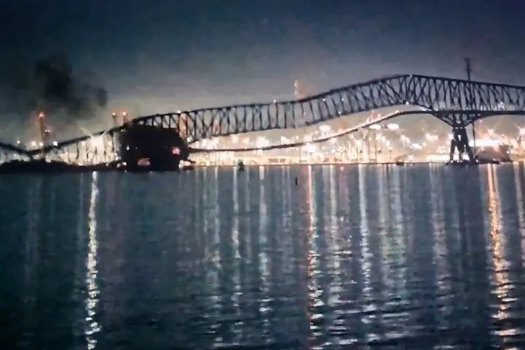 El mayor puente de Baltimore se derrumba tras el impacto de un barco y varios coches caen al ro