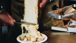 El motivo por el que te tienes que hacer con una 'raclette' para derretir queso y cómo conseguir una