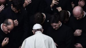 El papa dice que su dimisión, es "una hipótesis lejana" aunque algunos piensen "en un nuevo cónclave"
